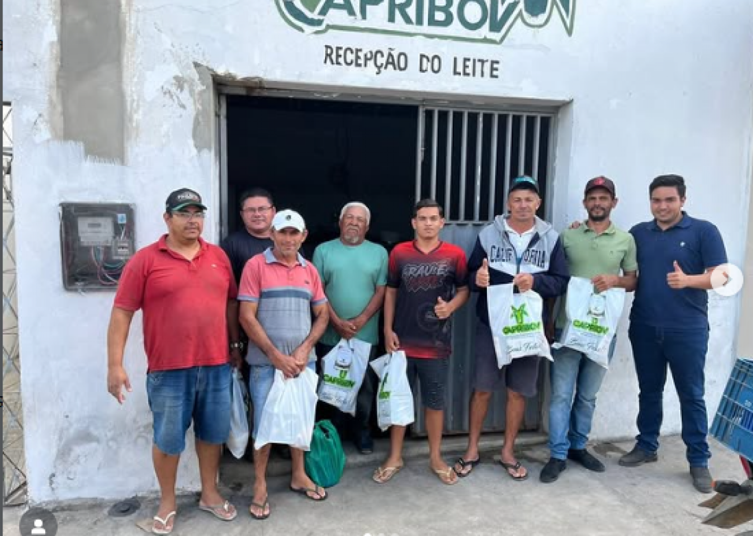 Secretaria de Agricultura e Meio Ambiente, realiza a entrega de kits natalinos aos caprinocultores do município